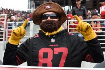 Un fan de los Niners que ha decidido que la mejor manera de animar a su equipo es disfrazarse de Zach Galifianakis, el actor de Resac¨®n en Las Vegas.