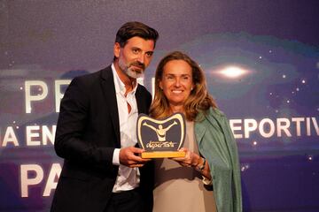 Javier Peña, CEO de Pascual recibe el premio de manos de María Sánchez del Corral, vicepresidente MKT.