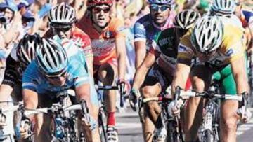 <b>GOLPE DE RIÑONES. </b>Erik Zabel (izda.) da el último empujón sobre la línea de meta para superar a Hushovd (de amarillo) y Bettini (detrás).