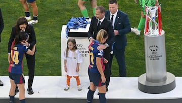 Barcelona's Spanish midfielder #14 Aitana Bonmati and Barcelona's Spanish midfielder #11 Alexia Putellas receive their medal from UEFA president Aleksander Ceferin at the end of the UEFA Women's Champions League final football match between Arsenal FC and Barcelona FC at Jose Alvalade stadium in Lisbon, on May 24, 2025. (Photo by Patricia DE MELO MOREIRA / AFP)