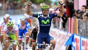 Fran Ventoso alza los brazos como vencedor de la novena etapa del Giro.