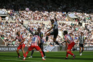 Joelinton tuvo varias ocasiones para adelantar al conjunto inglés. El mediocentro brasileño demostró su poderío en el juego aéreo.