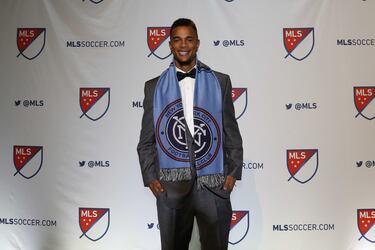 Este ariete estadounidense jugaba en el New York City de la MLS en 2015 donde compartió delantera con David Villa. Tras varios años discretos en Estados Unidos, Shelton tuvo un periplo europeo en Alemania. El delantero fichó por el Paderborn de Bundesliga 2 e incluso llevó a jugar con su filial en la Oberliga, quinta división del fútbol alemán. Shelton lleva 5 temporadas asentado en el Sporting Kansas City de la MLS donde ha jugado 16 partidos y ha anotado 0 goles esta temporada
