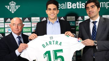 Bartra, entre Serra Ferrer y &Aacute;ngel Haro durante su presentaci&oacute;n en el Betis.