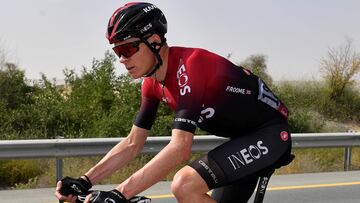 Chris Froome rueda con el maillot del Ineos durante el UAE Tour de 2020.