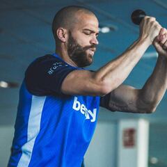 El Alavés vuelve a entrenar con las ausencias de los internacionales y lesionados