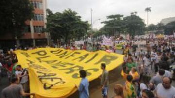 Manifestantes protestan en las cercanías del estadio Maracaná.