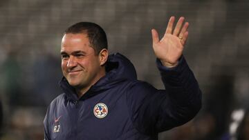 AME5708. DALLAS (ESTADOS UNIDOS), 21/12/2023.- El director técnico André Jardine de América saluda hoy, durante un partido amistoso internacional entre Barcelona y América, en el estadio Cotton Bowl en Dallas (EE.UU.). EFE/ Carlos Ramírez