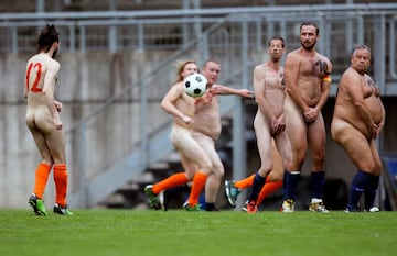 Un grupo de jugadores aficionados disputan un partido desnudos en Wuppertal, Alemania, como protesta por lo que dicen que es una creciente comercialización del fútbol profesional.