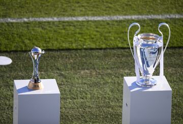 La Copa de Europa y la Copa del Mundo de clubes. Ambos trofeos estuvieron presentes durante el entrenamiento.