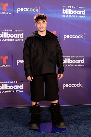 Sebastián Villalobos posa en la alfombra roja de los Premios Billboard de la Música Latina 2025.