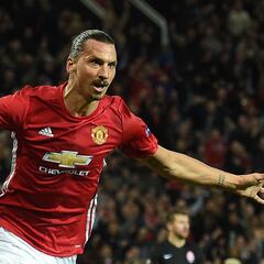 Ibrahimovic insinúa que negocia su renovación con el United