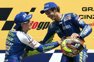 Desde el momento que el piloto español empezó a despuntar en la parrila de Moto GP empezó su rivalidad. Su amistad fuera de la pista era conocida pero en 2004 un supuesto 'chivatazo' de Sete sobre una marcas de neumático en la parrila realizadas por Rossi para conseguir mayor adherencia aumentó la rivalidad entre ambos. 