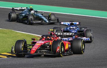 El Ferrari de Carlos Sainz perseguido por el Alpìne de Esteban Ocon durante un momento de la carrera del GP de Japón.