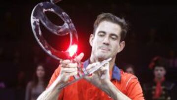 García López, con su título.