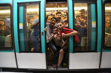 Los aficionados franceses celebraron la clasificación de su selección para la final del Mundial. 