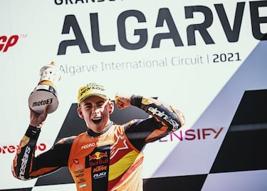Acosta debutó en Moto3 con un segundo en Qatar 1, ganó Qatar 2 saliendo desde el pit lane, repitió triunfo en Portimao 1 y cerró con otra victoria en Jerez un póker de podios jamás visto en un novato. Sacó una gran ventaja en la primera parte del campeonato que supo regular en la segunda, para coronarse en Portimao 2. Fichó muy rápido para Moto2 y KTM ya le tiene marcado el camino a MotoGP. 