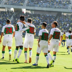 La plantilla del Elche cierra filas en torno a José Juan