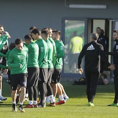 Rubén Castro recibe un pasillo de collejas en su vuelta al Betis