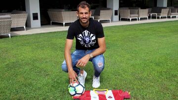 Stuani posa con la camiseta del Girona.