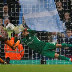 Claudio Bravo atajó penales en todas las definiciones que disputó