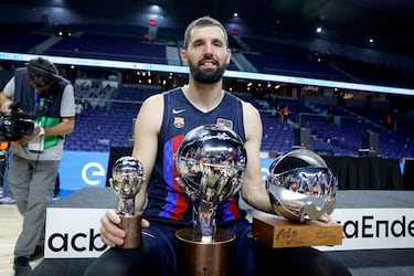 Mirotic, con el trofeo de MVP y de campeón de Liga.