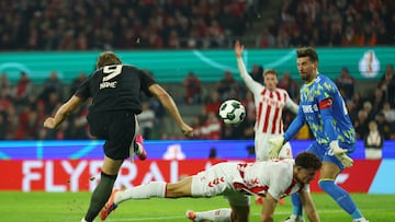 Soccer Football - DFB Cup - Second Round - FC Cologne v Bayern Munich - RheinEnergieStadion, Cologne, Germany - October 29, 2025 Bayern Munich's Harry Kane scores their second goal REUTERS/Thilo Schmuelgen DFB REGULATIONS PROHIBIT ANY USE OF PHOTOGRAPHS AS IMAGE SEQUENCES AND/OR QUASI-VIDEO.