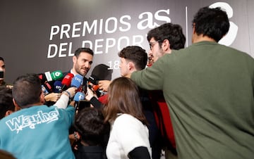 Saúl Craviotto atiende a los medios en los Premios AS del Deporte. 






