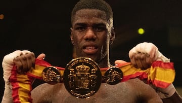 Damián Biacho con el cinturón de campeón de España del supermedio.