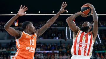 VALENCIA, 21/11/2025. El base estadounidense de Estrella Roja Codi Miller-McIntyre (d) lanza a canasta ante el base estadounidense de Valencia Basket Omari Moore (i) durante el encuentro correspondiente a la fase regular de la Euroliga que disputan hoy viernes Valencia Basket y Estrella Roja en el pabellón Roig Arena de Valencia. EFE/ Miguel Ángel Polo