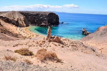 Una de las playas más populares de la isla de Lanzarote. De pequeñas dimensiones, esta cala de arena blanca conquista a todos sus visitantes por sus tranquilas aguas de color esmeralda. Se trata de uno de los mejores lugares para iniciarse en el mundo del snorkel gracias a la riqueza natural de sus fondos. 