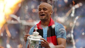 Vicent Kompany, con el trofeo de la FA Cup. 