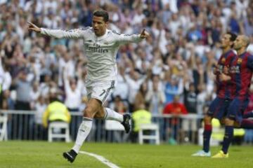 El delantero portugués del Real Madrid Cristiano Ronaldo celebra el gol marcado de penalti ante el FC Barcelona, durante el partido de la novena jornada de Liga de Primera División disputado esta tarde en el estadio Santiago Bernabéu.