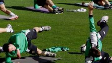 <b>UN VIERNES AL SOL. </b>Poco trabajo y buena temperatura en el entrenamiento de ayer de la plantilla verdiblanca.