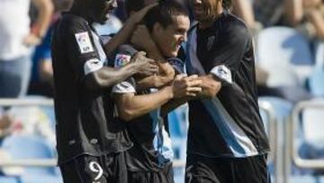 <b>PRECOZ. </b>Juanmi celebra el doblete que le convierte en el futbolista más joven en marcarlo en Liga.