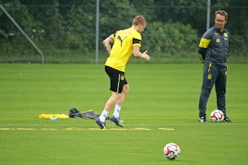 Marco Reus entrenando con el Dr. Andreas Schlumberger en 2014, durante la etapa de este en el Borussia Dortmund.