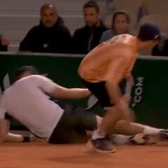 Jarry protagonizó un insólito momento en Roland Garros: terminó en el suelo