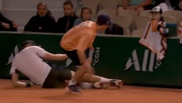 Jarry protagonizó un insólito momento en Roland Garros: terminó en el suelo