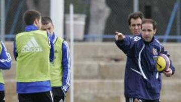 <b>PRIMER DÍA EN LA OFICINA. </b>Ander Garitano, con Aragón a su espalda, da instrucciones a sus seis centrocampistas en su primer ensayo.