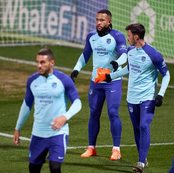 Entrenamiento Depay con el Atlético.