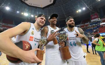 Luka Doncic, Trey Thompkins y  Jeffery Taylor.