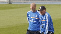 Zinedine Zidane comenzó su etapa de entrenador de una manera curiosa: primero fue ayudante de Carlo Ancelotti en la primera campaña del entrenador italiano en el Real Madrid. De esa manera, el técnico de Reggiolo tenía una figura respetada por todos los estamentos de la entidad madrileña: directiva, afición y, sobre todo, la plantilla, que veía en el francés al descomunal jugador que dominó Europa a finales del siglo XX a uno más de ellos. El resultado: una Copa ganada al Barcelona y la conquista de la Champions, la Décima, tras 12 años de ausencia con malas actuaciones y pésimos resultados. 