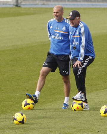 Zinedine Zidane comenzó su etapa de entrenador de una manera curiosa: primero fue ayudante de Carlo Ancelotti en la primera campaña del entrenador italiano en el Real Madrid. De esa manera, el técnico de Reggiolo tenía una figura respetada por todos los estamentos de la entidad madrileña: directiva, afición y, sobre todo, la plantilla, que veía en el francés al descomunal jugador que dominó Europa a finales del siglo XX a uno más de ellos. El resultado: una Copa ganada al Barcelona y la conquista de la Champions, la Décima, tras 12 años de ausencia con malas actuaciones y pésimos resultados. 