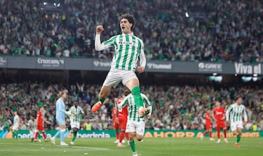 1-1. Johnny Cardoso celebra el tanto que iguala la contienda.