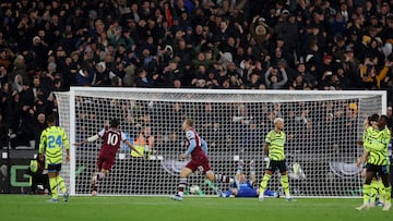 Soccer Football - Carabao Cup - Fourth Round - West Ham United v Arsenal - London Stadium, London, Britain - November 1, 2023 West Ham United's Jarrod Bowen celebrates scoring their third goal Action Images via Reuters/Paul Childs NO USE WITH UNAUTHORIZED AUDIO, VIDEO, DATA, FIXTURE LISTS, CLUB/LEAGUE LOGOS OR 'LIVE' SERVICES. ONLINE IN-MATCH USE LIMITED TO 45 IMAGES, NO VIDEO EMULATION. NO USE IN BETTING, GAMES OR SINGLE CLUB/LEAGUE/PLAYER PUBLICATIONS.