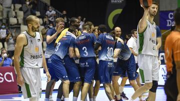 Una espectacular canasta sobre la bocina del canadiense Thomas Scrubb dio el triunfo al Monbus Obradoiro frente al Joventut.