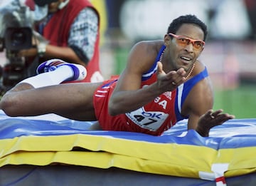 Javier Sotomayor era, en el momento del premio, uno de los principales rostros del atletismo. Cuando recibió el galardón tenía 26 años y era el campeón olímpico (Barcelona 92) en salto de altura, mundial y recordman mundial, un hito que logró en Salamanca en julio de ese mismo 1993 (realizó 2,45 metros). 