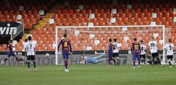 1-2. Antoine Griezmann marca el segundo gol. Frenkie De Jong remata de cabeza, despeja Cillessen y el francés manda el balón a la red.