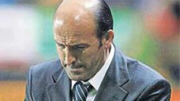 <b>PREOCUPADO. </b>Lotina acabó cabizbajo tras caer ante el Levante.