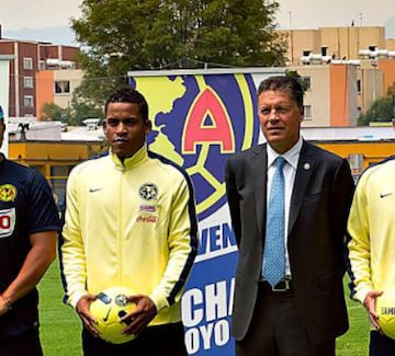 El ecuatoriano jugó para las Águilas del América del Apertura 2014 al Clausura 2017, donde coincidió con Ricardo Peláez. Hoy juega para el Barcelona de Guayaquil y su precio es de un millón y medio de euros.  